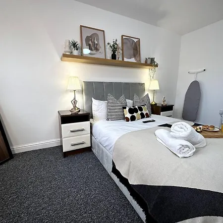 Chic With Natural Light! Apartment *